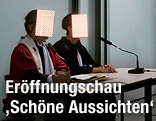 Personen in einem Raum mit LED-Leuchten im Gesicht