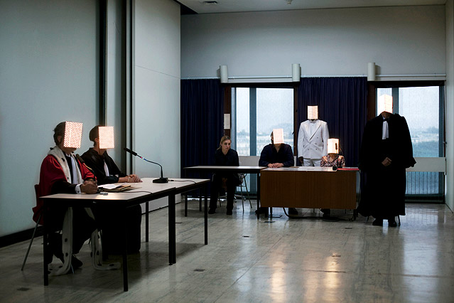 © Pierre Huyghe Personen in einem Raum mit LED-Leuchten im Gesicht