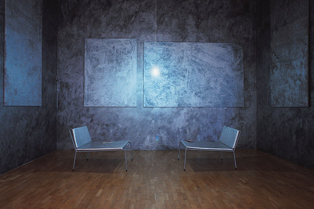 © Courtesy Whitechapel Art Gallery Zwei Sessel in einem Raum aus Metall