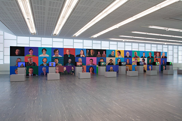 © museum in progress/Peter Kogler, Foto: Wolfgang Thaler Viele Bilder hängen hinter mehreren Fernsehern