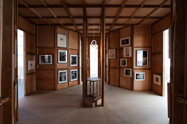 © Belvedere, Wien / Wolfgang Thaler In einem Raum mit Holzvertäfelung hängen mehrere Bilder