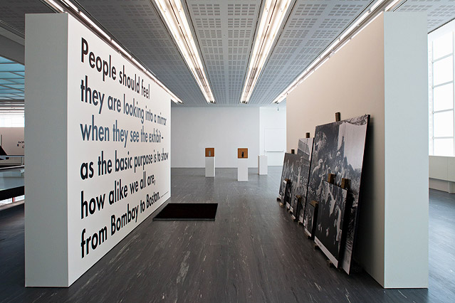 © Belvedere, Wien / Wolfgang Thaler Einer Wand mit Text stehen Fotos gegenüber