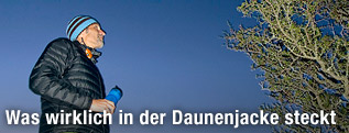 Mann in Daunenjacke