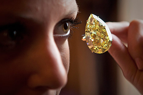 © AP/Anja Niedringhaus Frau blickt auf den gelben Diamanten