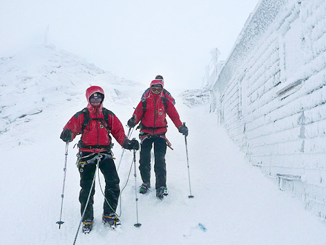 © APA/EXPA/Bergrettung Kals/Toni Riepler Bergretter und Alpinpolizisten beim Abstieg
