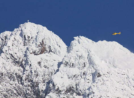 © APA/Brunner Philipp Helikopter fliegt über den Großglockner