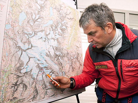 © APA/Brunner Philipp Franz Franzeskon von der Alpinpolizei an einer Karte des Großglockners