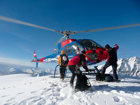 © APA/EXPA/Bergrettung Kals/Anton Riepler Bergretter vor einem Hubschrauber