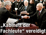 Italiens designierter Premier Mario Monti mit seinem Kabinett