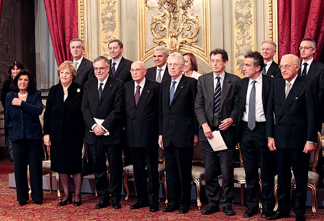 © AP/Gregorio Borgia Italiens designierter Premier Mario Monti schüttelt Staatspräsident Giorgio Napolitano die Hand