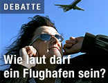 Frau hält sich wegen eines Flugzeuges die Ohren zu