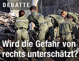 Polizisten untersuchen Trümmer des explodierten Hauses in Zwickau