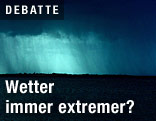 Regenschleier unter schwarzen Wolken