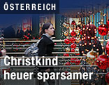 Frau beim Weihnachtseinkauf