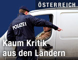 Polizist bei der Verkehrskontrolle