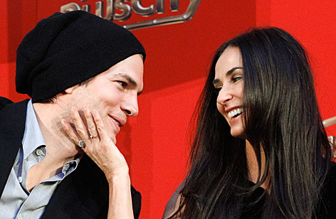 © Reuters/Herwig Prammer Demi Moore und Ashton Kutcher blicken sich verliebt bei einer Pressekonferenz an