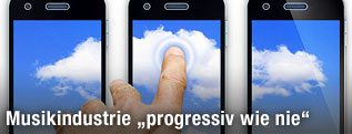 Finger tappt in Wolke