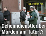 Polizisten vor einem Internetcafe in Kassel