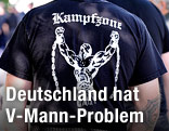R&uuml;cken eines Teilnehmers an einer rechtsextremen Kundgebung