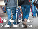 Menschen auf Einkaufsstraße