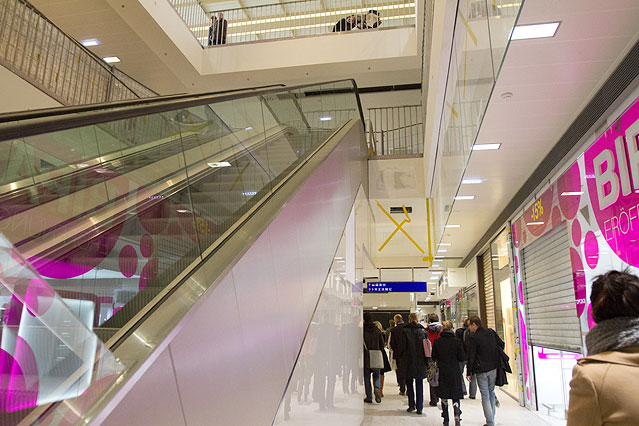 Rolltreppe und BIPA-Filiale im Westbahnhof