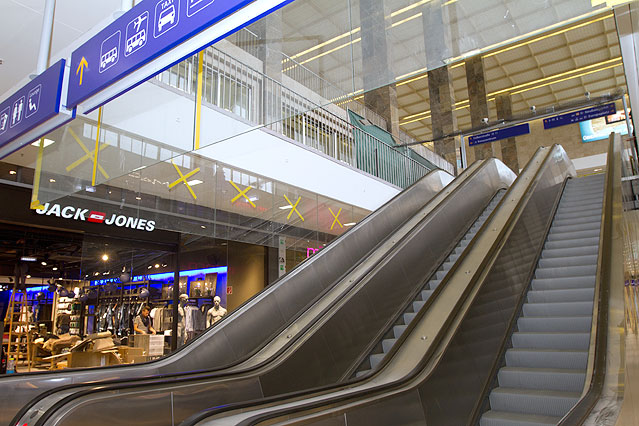 Rolltreppe zum Shoppingcenter im Westbahnhof