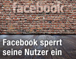 Facebook-Logo auf einer Mauer