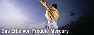 Rückenansicht von Freddie Mercury auf der Bühne