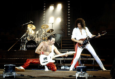 © picturedesk.com/Rex Features/Ilpo Musto Freddie Mercury performed gemeinsam mit Brian May auf der Bühne