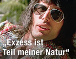 Queen-Sänger Freddie Mercury mit langen Haaren und Sonnenbrille