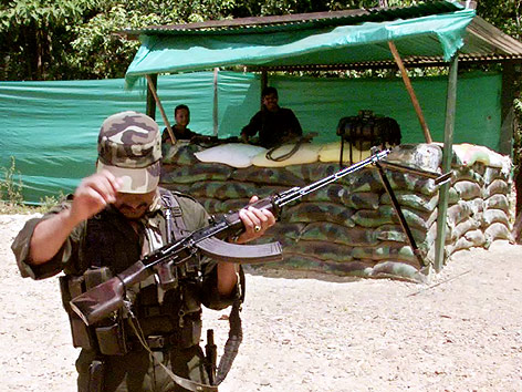 © AP/Eliana Aponte Kolumbianischer FARC-Rebell mit Gewehr
