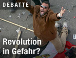 Demonstrant kniet auf &auml;gyptischer Flagge