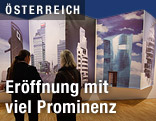 Menschen stehen vor einem Bild