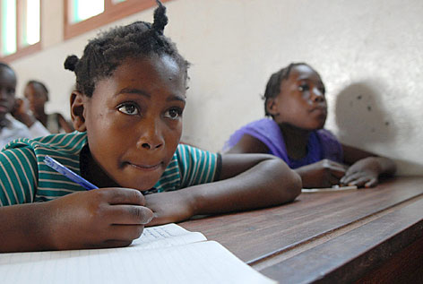 © APA/EPA/EVA/Lotta Jansson Schülerin in einer Schule in der Nähe von Maputo
