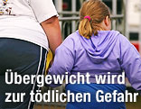 Mutter mit übergewichtiger Tochter