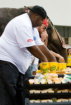 © Corbis/Ramin Talaie Übergewichtige Männer essen Fastfood