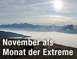 Berge und nebelige Landschaft