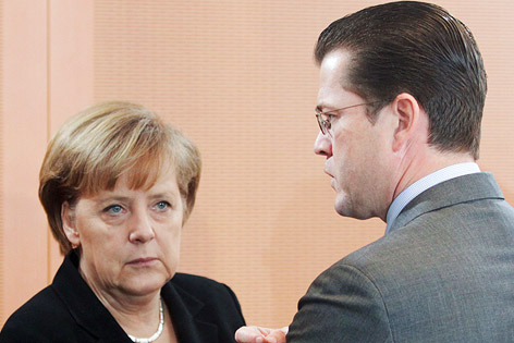 Deutsche Bundeskanzlerin Angela Merkel und Verteidigungsminister Karl-Theodor zu Guttenberg