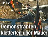 Demonstranten klettern über Mauer der britischen Botschaft in Teheran