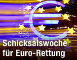 Nachtbild von Euozeichen vor EZB