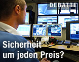 Mann vor &Uuml;berwachungsmonitoren
