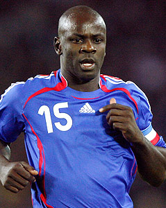 © Reuters/Regis Duvignau Der Fußballer Lilian Thuram im französischen Nationaltrikot