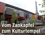 Museum Quai Branly in Paris mit Eiffelturm im Hintergrund