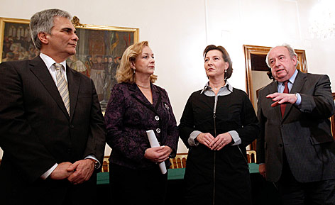 © APA/Georg Hochmuth Bundeskanzler Werner Faymann, BM Maria Fekter, BM Gabriele Heinisch-Hosek und GÖD-Chef Fritz Neugebauer