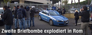 Polizeiauto vor Gebäude von Equitalia