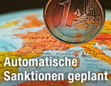 Euro-Münze auf Globus