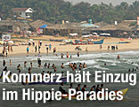 Touristen an einem Strand in Goa