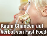 Volksschulkind isst ein belegtes Brot