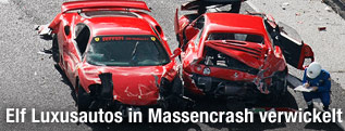 Ferrari-Autos nach Massenkarambolage auf japanischer Schnellstraße