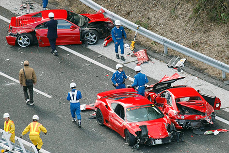 © Reuters/Kyodo Ferrari-Autos nach Massenkarambolage auf japanischer Schnellstraße